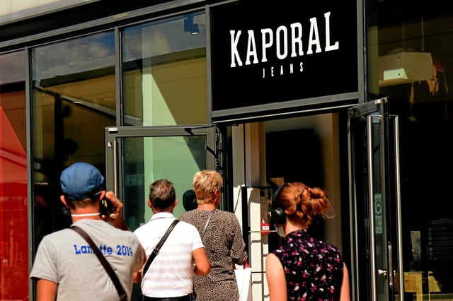 Placée en liquidation judiciaire sans poursuite d’activité, Kaporal disparaît du paysage de la mode.

