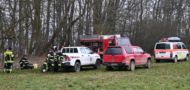 Einsatzkräfte pausieren in der Nähe der Absturzstelle eines Kleinflugzeugs in Baden-Württemberg