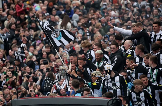 Soccer Football - Carabao Cup - Newcastle United Victory Parade - Newcastle, Britain - March 29, 2025 Newcastle United's Fabian Schar holds the Carabao Cup trophy on the bus during the victory parade REUTERS/Scott Heppell