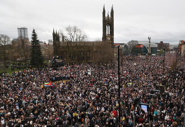 Soccer Football - Carabao Cup - Newcastle United Victory Parade - Newcastle, Britain - March 29, 2025 General view of Newcastle United fans during the victory parade REUTERS/Scott Heppell