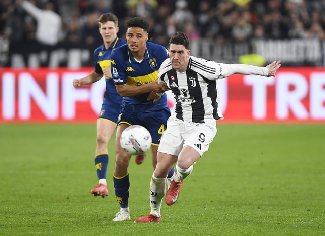 Soccer Football - Serie A - Juventus v Genoa - Allianz Stadium, Turin, Italy - March 29, 2025 Juventus' Dusan Vlahovic in action with Genoa's Koni De Winter