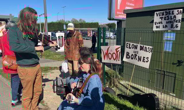 À Beauvais, une manifestation anti-Tesla a été organisée par un petit groupe pour dénoncer Elon Musk.