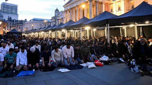 Des musulmans prient lors de l’Iftar ouvert, organisé par le Ramadan Tent Project, à Trafalgar Square, à Londres, le 29 mars 2025.