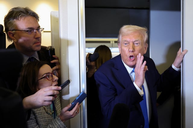 Donald Trump s’adresse aux médias à bord d’Air Force One avant d’atterrir à West Palm Beach, Floride, États-Unis, le 28 mars 2025.