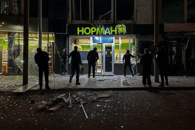 Un site d’une frappe de drone russe, à Kharkiv en Ukraine, le 29 mars 2025.