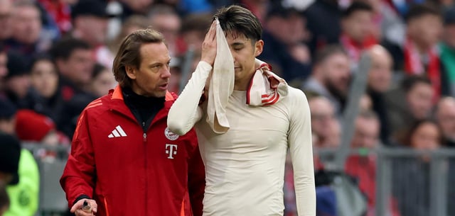Hiroki Ito (r.) verletzte sich gegen den FC St. Pauli schwer und musste vom Rasen gebracht werden