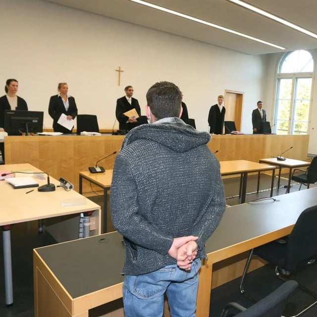 Im Prozess 2020 steht der Hauptangeklagte Halid S. (vorne)  im Gerichtssaal des Landgerichts