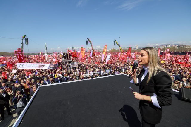 Dilek Kaya Imamoglu, die Frau des Istanbuler Bürgermeisters, auf einer Demonstration