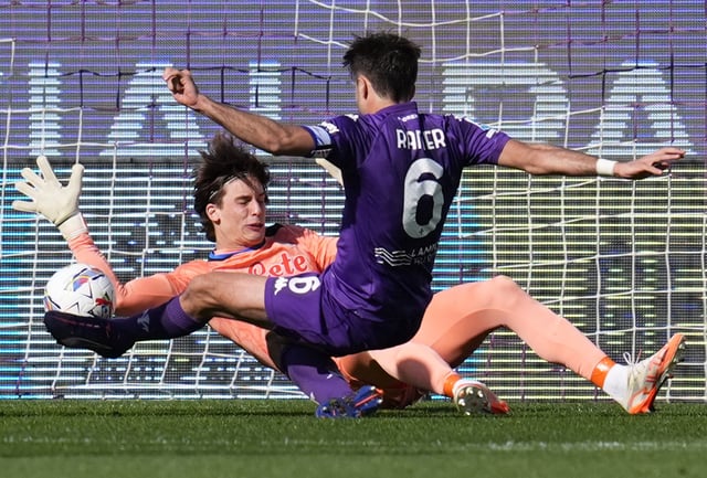 Soccer Football - Serie A - Fiorentina v Atalanta - Stadio Artemio Franchi, Florence, Italy - March 30, 2025 Atalanta's Marco Carnesecchi in action as he saves a shot from Fiorentina's Luca Ranieri REUTERS/Matteo Ciambelli