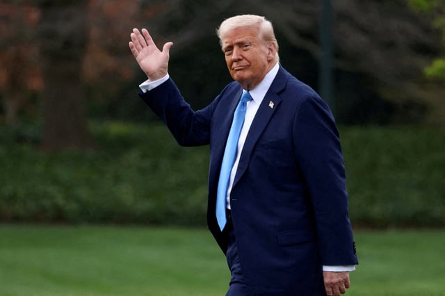 U.S. President Donald Trump waves as he walks before departing for Florida from the South Lawn at the White House in Washington, D.C., U.S., March 28, 2025. REUTERS/Evelyn Hockstein/File Photo