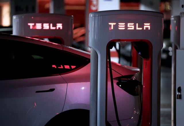 Un véhicule électrique Tesla est chargé à une station de recharge de batterie Tesla Supercharger à Barakaldo, Espagne, le 29 mars 2025.