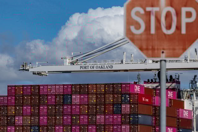 A cargo ship full of shipping containers is seen at the port of Oakland as trade tensions escalate over U.S. tariffs, in Oakland, California, U.S., March 6, 2025. REUTERS/Carlos Barria/File Photo