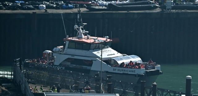 Le navire "Hurricane" des forces frontalières britanniques, transportant des migrants recueillis en mer alors qu'ils tentaient de traverser la Manche depuis la France, arrive à la marina de Douvres, dans le sud-est de l'Angleterre, le 6 mars 2025