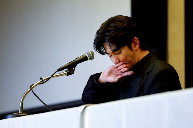 South Korean actor Kim Soo-hyun, embroiled in controversy over his relationship with actress Kim Sae-ron, who was found dead in February, sheds tears during a press conference in Seoul, South Korea, March 31, 2025. REUTERS/Kim Soo-hyeon