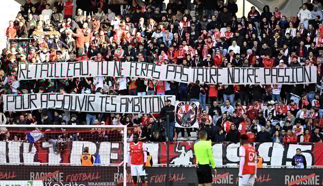 «Le chaudron ne se dissout pas»: à Saint-Étienne, des milliers de personnes manifestent contre la dissolution de deux groupes d'ultras de l'ASSE