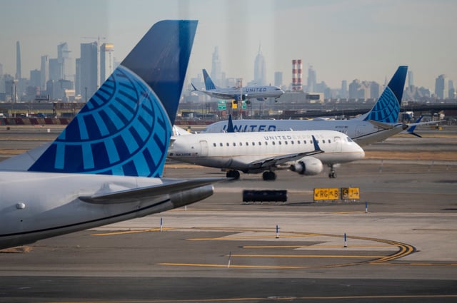 United Airlines planes land and prepare to take off at Newark Liberty International Airport during the week of Thanksgiving in Newark, New Jersey, U.S. November 27, 2024.  REUTERS/Vincent Alban/File Photo
