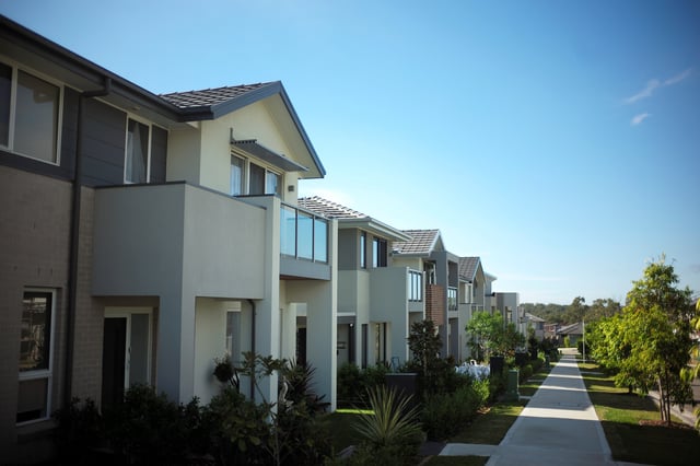 New homes line a street in the Sydney suburb of Moorebank in Australia, May 26, 2017.  REUTERS/Jason Reed/File Photo