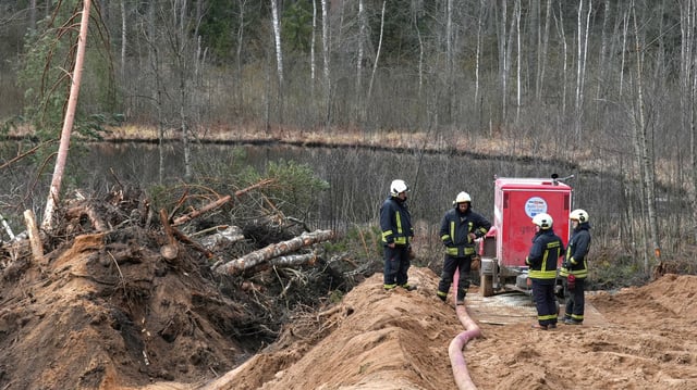 Les membres des services de secours sur le site d’une opération de sauvetage en Lituanie, le 28 mars 2025.