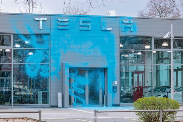 Das Foto zeigt das Ergebnis des Farbanschlages auf die Tesla-Filiale in Berlin Reinickendorf.