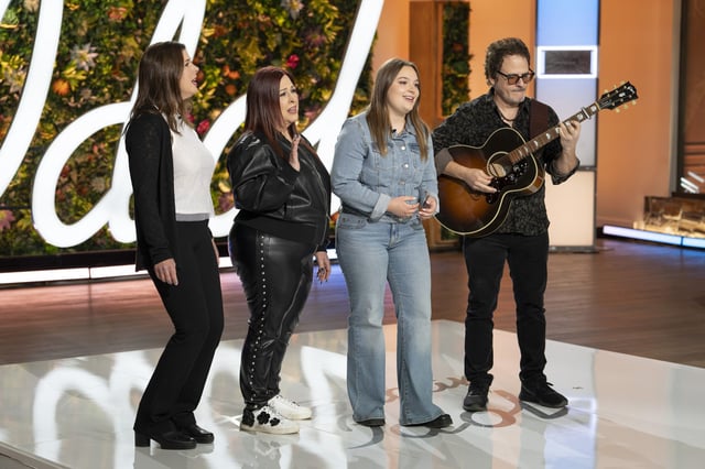(From left to right) Wendy Wilson, Carnie Wilson, Lola Bonfiglio and Rob Bonfiglio perform "Hold On" on "American Idol."