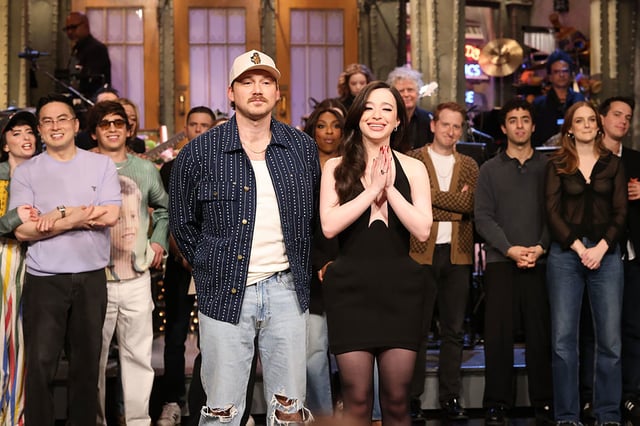 (From left) Morgan Wallen and Mikey Madison on 'SNL' during the goodnights.