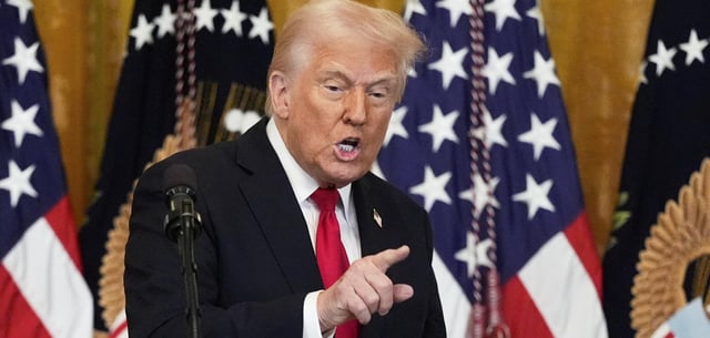US-Präsident Donald Trump gestikuliert nach seiner Rede bei einem Empfang zur Feier des Women's History Month im East Room des Weißen Hauses in Washington. +++ dpa-Bildfunk +++