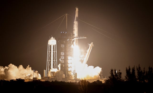 SpaceX: les images du lancement de la première mission habitée qui va survoler les pôles terrestres