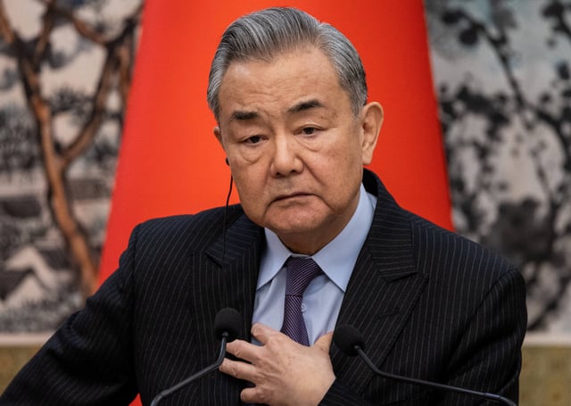 Le ministre chinois des Affaires étrangères Wang Yi participe à une conférence de presse.