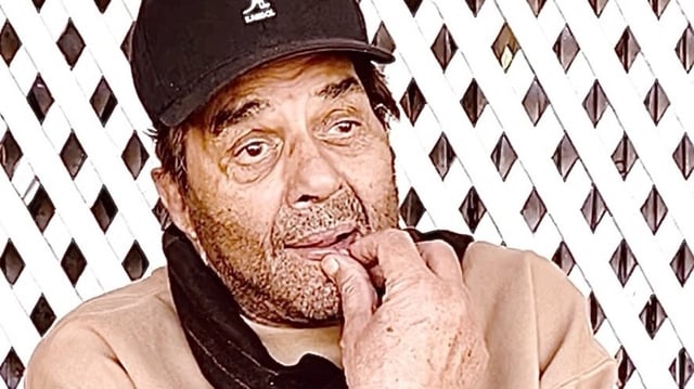 Dharmendra interacted with the paparazzi after his medical procedure.