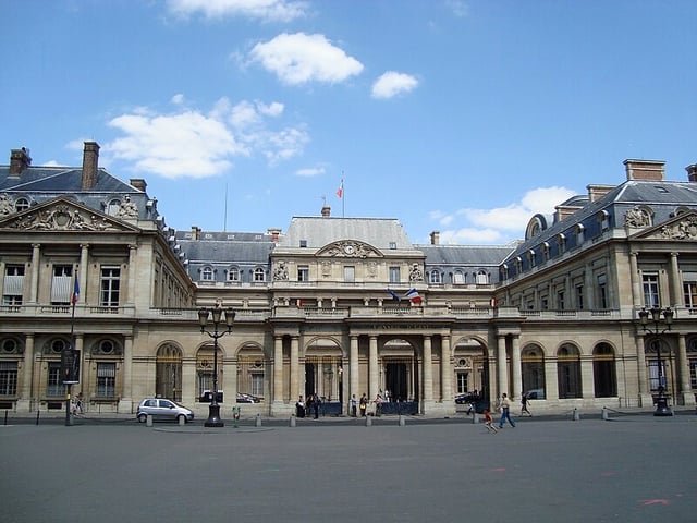 Le Conseil d'Etat n'a pas déclaré illégal le fait d'interrompre provisoirement l'accès à un réseau social sous trois conditions.