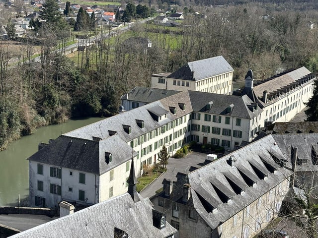 Le collectif des anciens élèves victimes de violences physiques et sexuelles à Bétharram devrait déposer 48 nouvelles plaintes mercredi 2 avril 2025 au parquet de Pau.