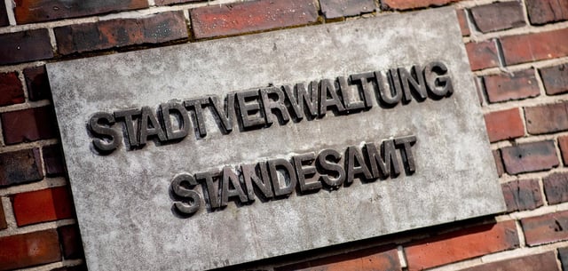 Verwittertes Schild an einer Stadtverwaltung: Den Kommunen geht das Geld aus
