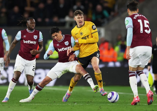 Soccer Football - Premier League - Wolverhampton Wanderers v West Ham United - Molineux Stadium, Wolverhampton, Britain - April 1, 2025 Wolverhampton Wanderers' Jorgen Strand Larsen in action with West Ham United's Edson Alvarez Action Images via Reuters/Paul Childs