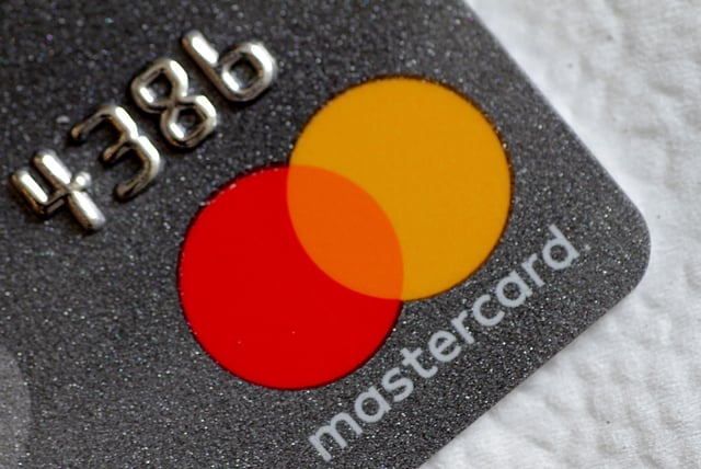 A Mastercard logo is seen on a credit card in this picture illustration August 30, 2017.  REUTERS/Thomas White/Illustration/File Photo