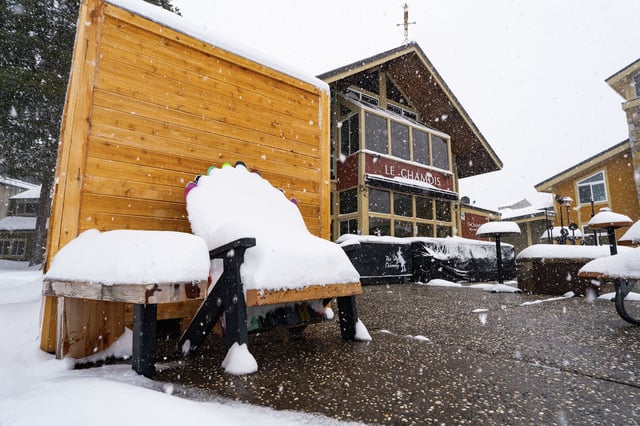 A steady snow falls at Palisades Tahoe on April 1, 2025.