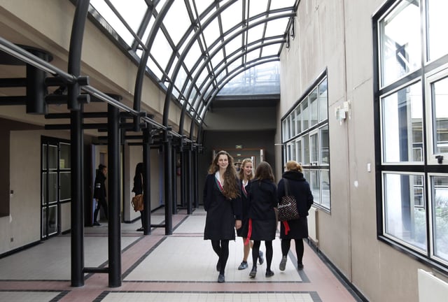 Située à Saint-Denis, au nord de Paris, la Maison d’éducation de la Légion d’honneur figure dans le classement 2025 des meilleurs lycées.