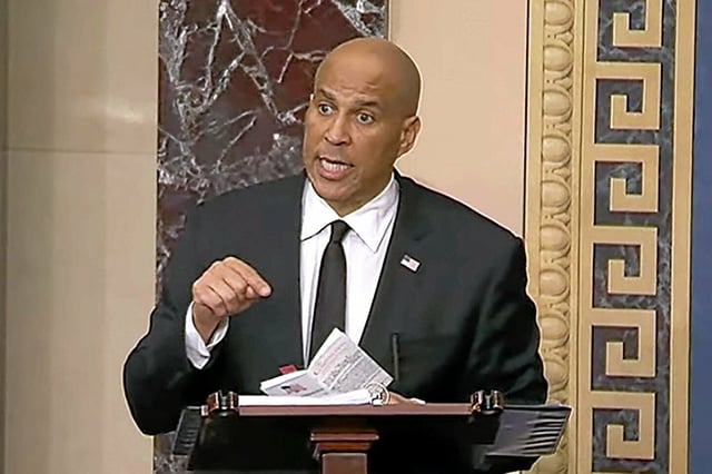 Le démocrate Cory Booker a parlé au Sénat pendant plus de 25 heures, entre le 31 mars et le 1er avril 2025, pour dénoncer la politique menée par Donald Trump et Elon Musk.
