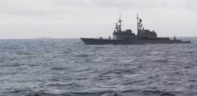 Cette image tirée d'une vidéo prise le 31 mars 2025 et publiée par le ministère taïwanais de la défense le 1er avril 2025 montre des navires militaires chinois dans les eaux au large de Taïwan