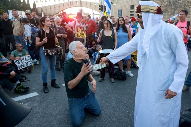 Israeli protesters demand an end to the war in Gaza and mock the 'Qatargate' scandal