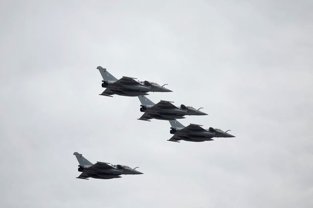 Des chasseurs Rafale de l’Armée de l’air hellénique volent lors d’un défilé militaire marquant le Jour de l’Indépendance de la Grèce, à Athènes, en Grèce, le 25 mars 2025.
