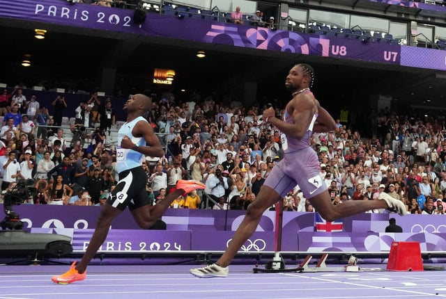 Paris 2024 Olympics - Athletics - Men's 200m Semi-Finals - Stade de France, Saint-Denis, France - August 07, 2024. Letsile Tebogo of Botswana crosses the line to win semi final 2 ahead of Noah Lyles of United States. REUTERS/Sarah Meyssonnier