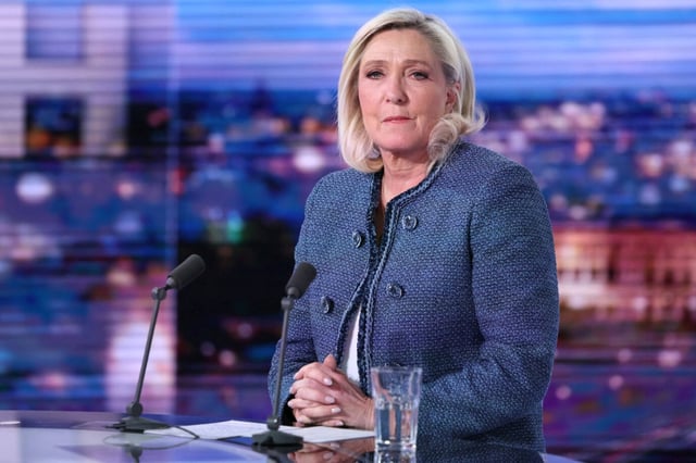 Marine Le Pen, die Präsidentschaftskandidatin des Rassemblement National sitzt in einer Talkshow