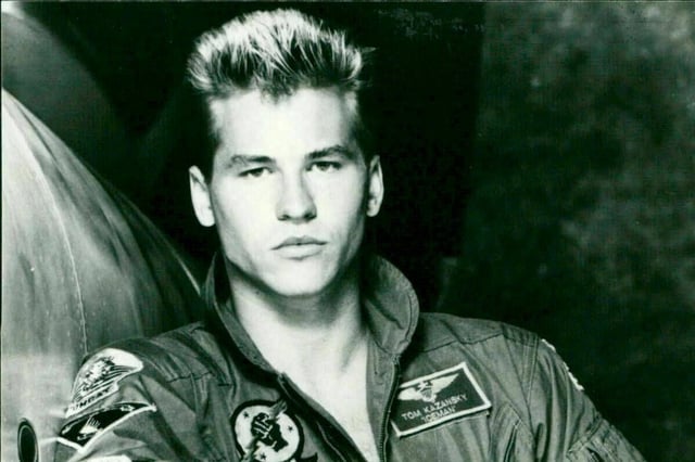 Val Kilmer als Tom Kasanzky posiert in Uniform - die Haare hochgefönt und sein Gesichtsausdruck ist sehr ernst