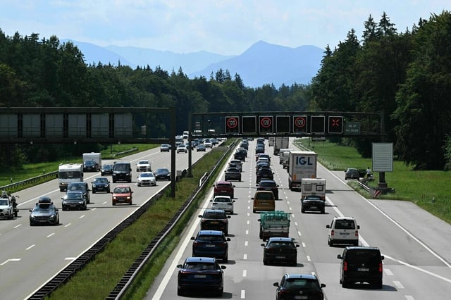 Gut befahrene Autobahn im Sonnenschein