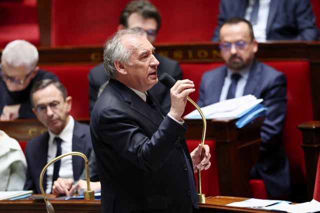 Face à la possible censure du RN, François Bayrou riposte en proposant un débat parlementaire sur la stratégie énergétique