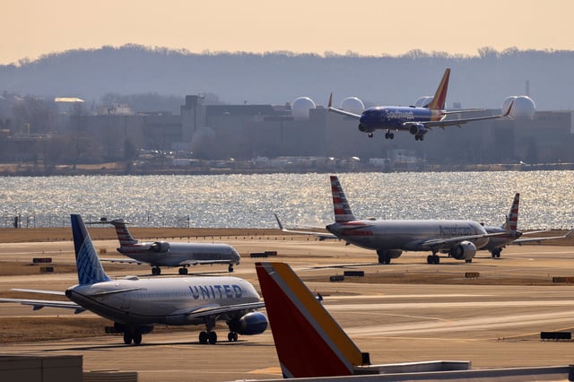 A plane prepares to land as other planes wait their turn in a busy runway at the Ronald Reagan Washington National Airport in Arlington, Virginia, U.S., February 4, 2025.  REUTERS/Eduardo Munoz/File Photo
