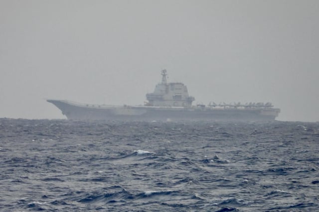 Le Shandong, aperçu au large de Taïwan, le 31 mars dernier. La Chine a confirmé mercredi 2 avril 2025 le déploiement de son porte-avions près de l’île.