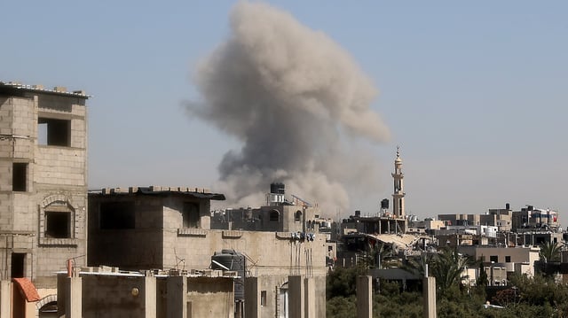 Une frappe israélienne dans un camp de la bande de Gaza, le 27 mars.