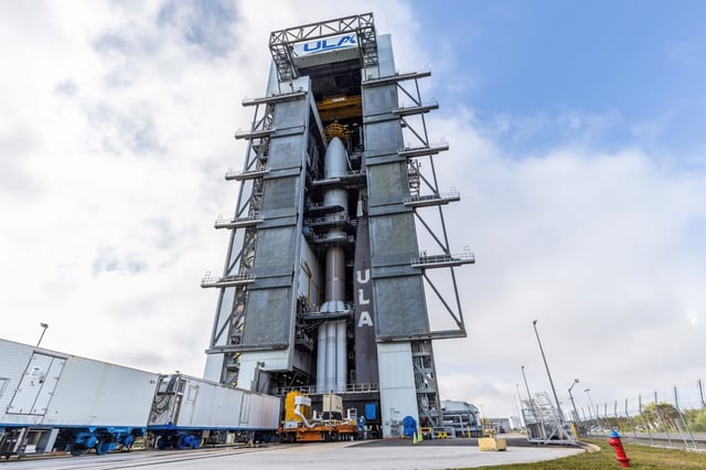 United Launch Alliance teams hoist the Amazon Kuiper 1 mission payload atop the Atlas V rocket in the Vertical Integration Facility-G adjacent to Space Launch Complex-41 at Cape Canaveral Space Force Station. (Courtesy/ULA)