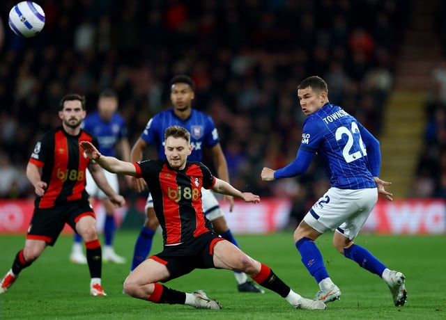 Soccer Football - Premier League - AFC Bournemouth v Ipswich Town - Vitality Stadium, Bournemouth, Britain - April 2, 2025 AFC Bournemouth's David Brooks in action with Ipswich Town's Conor Townsend Action Images via Reuters/Matthew Childs EDITORIAL USE ONLY. NO USE WITH UNAUTHORIZED AUDIO, VIDEO, DATA, FIXTURE LISTS, CLUB/LEAGUE LOGOS OR 'LIVE' SERVICES. ONLINE IN-MATCH USE LIMITED TO 120 IMAGES, NO VIDEO EMULATION. NO USE IN BETTING, GAMES OR SINGLE CLUB/LEAGUE/PLAYER PUBLICATIONS. PLEASE CONTACT YOUR ACCOUNT REPRESENTATIVE FOR FURTHER DETAILS..